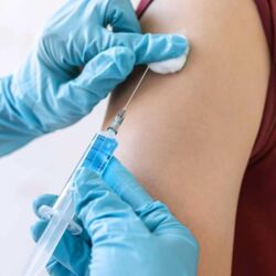 Arzt bei der Injektionsimpfung eines Patienten